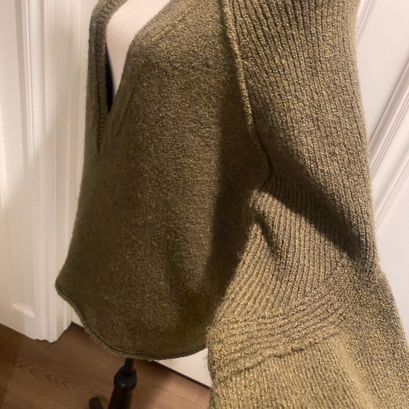 Free People Women’s Olive Green Wool Blend Oversized Sweater Bell Sleeve S-L - Picture 3 of 11